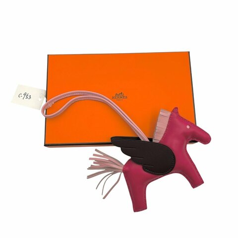【美收精品】 Hermès Rodeo Pegase PM 莓果粉飛馬吊飾  C-953【隔月月中將轉賣至日本 上架期限30天】