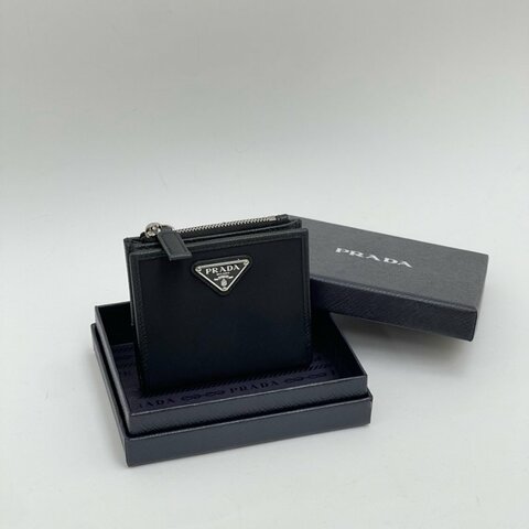 PRADA Re-Nylon 扣式短夾