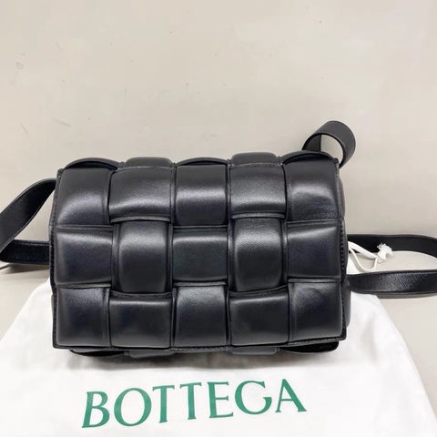 Bottega Veneta 黑金枕頭包
