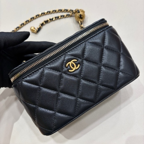 25年芯片香奈兒Chanel25A黑金金球羊皮化妝長盒子斜挎包。