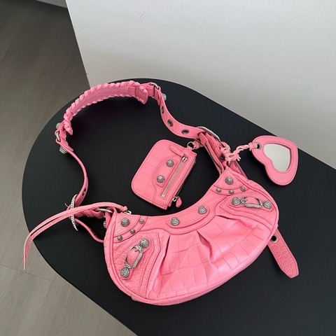 💖 Balenciaga巴黎世家 半月機車包斜挎包，粉色鑽扣，
