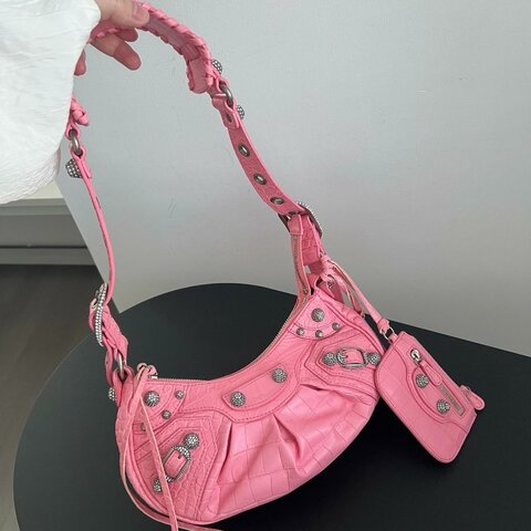 Balenciaga巴黎世家 半月機車包斜挎包，粉色鑽扣
