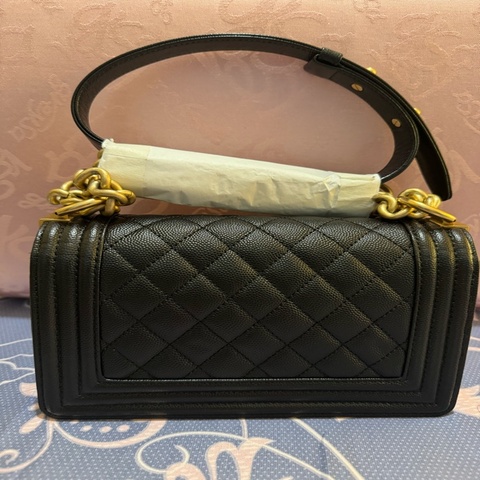 Chanel Boy 金扣荔紋牛皮掀蓋斜背包-20cm
