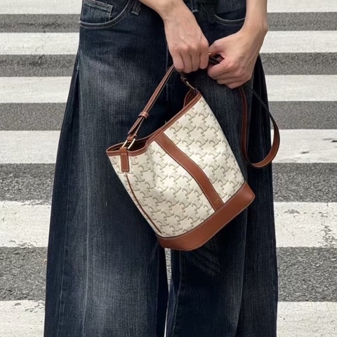【震撼撿漏價💰全網最低價💫】CELINE/賽琳 Triomphe 凱旋門系列經典老花印花 牛皮 小號糖果色拼白色水桶包單肩斜挎包