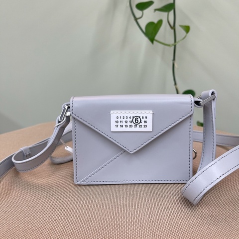 【震撼撿漏價💰全網最低價💫】Maison Margiela/梅森馬吉拉 Logo徽標休閒派對 皮革 單肩斜挎包 灰色