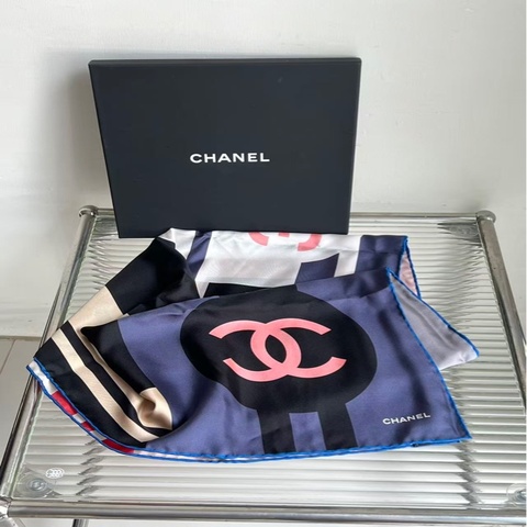💙Chanel 23C系列絲巾 觸感柔滑有光澤 ，藍黑主色粉色雙C Logo，尺寸適中，也能當圍巾，百搭不挑場合～日常通勤、休閒，實用時髦 90*90 cm香奈兒配件系列的經典單品🎀