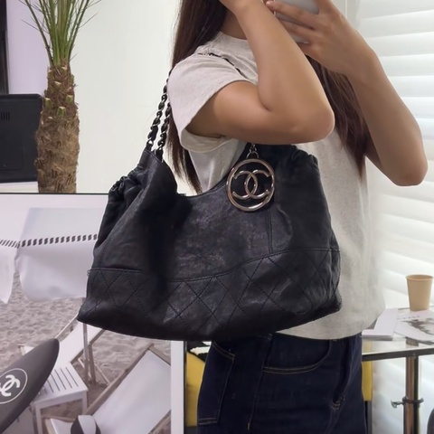 【超罕見包型😍又酷又帥✨】Chanel 黑銀雙C大logo 吊墜hobo托特包 荔枝紋牛皮 單肩包