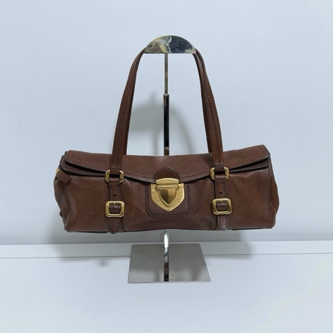 Prada 棕色全皮盾牌法棍腋下包 。