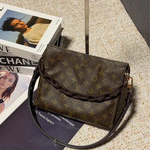 Louis Vuitton • 經典老花洗漱包 斜背包 26
