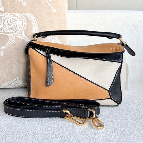 Loewe羅意威Puzzle經典拼色手提包 三拼色 尺寸24*17*11 附件：肩帶。
