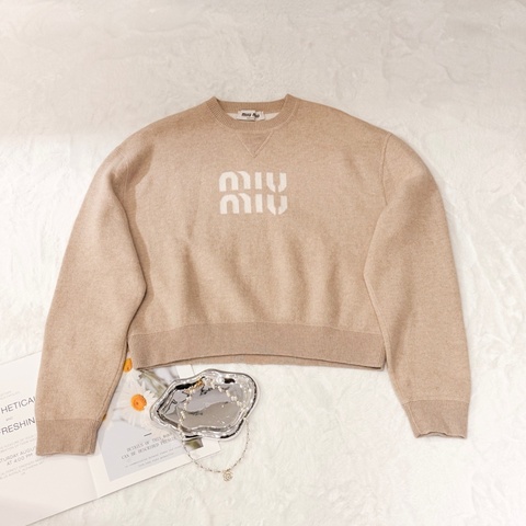 Miu Miu 25FW 奶茶色Logo圓領羊絨針織毛衣