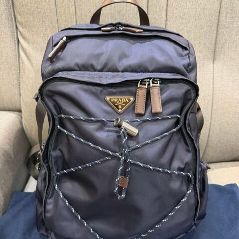 💎Han's house精品服飾💎Prada 防水 尼龍 後背包 義大利製 深藍 原價99000