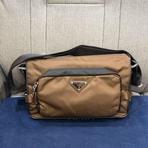 💎Han's house精品服飾💎Prada 防水 尼龍包 義大利製 現貨 原價71000