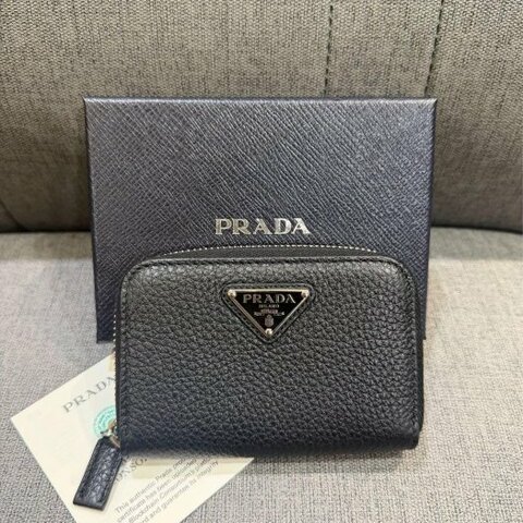 💎Han's house精品服飾💎PRADA 三角鐵牌 小牛皮 零錢 包 義大利製 現貨 原價20000