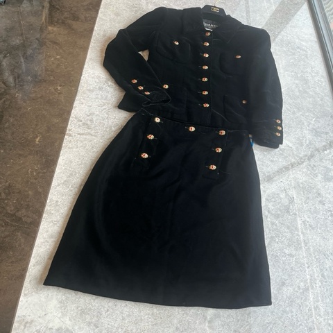 Chanel 黑丝绒琉璃扣外套~~