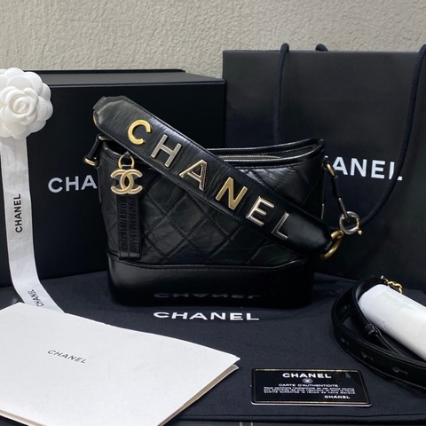 Chanel • 經典Gabrielle 黑金字母手柄流浪包 小號