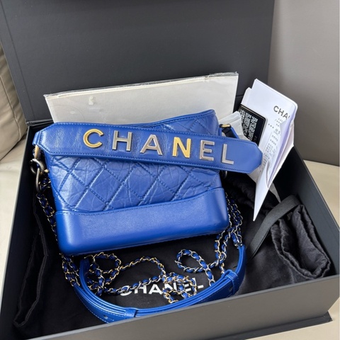 Chanel • 經典Gabrielle 克萊因藍字母手柄金釦流浪包 小號 大全配🈶購證