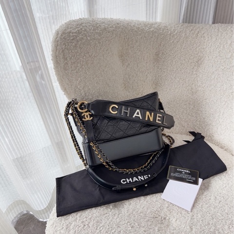 Chanel • 經典Gabrielle 黑金字母手柄流浪包 中號