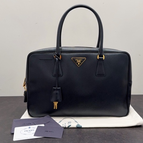 Prada普拉達 Plume 35黑金十字紋牛皮長盒子手提單肩腋下包 尺寸：35*11*23cm 男女同款