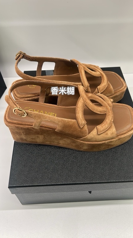 Chanel香奈兒26B麂皮卡其色帶跟涼鞋