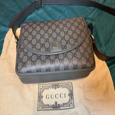 GUCCI灰色掀蓋磁扣側背包