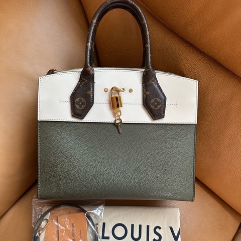 【專櫃 13 萬級別】LV City Steamer MM 經典拼色手提/肩背兩用皮革包（經典 Monogram 手把／配件齊）｜送 Alexander McQueen 專櫃墨鏡