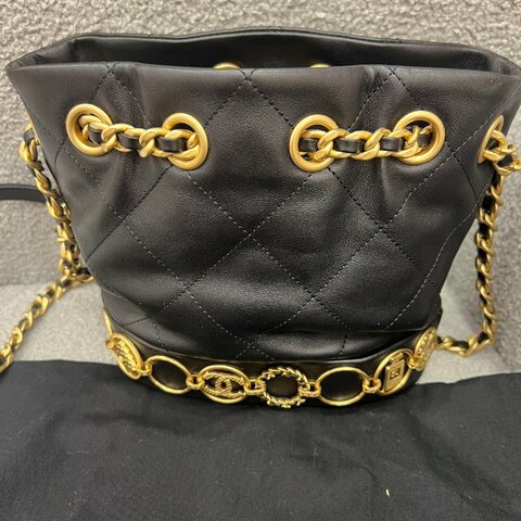 香奈兒 Chanel 金幣包 水桶包 黑色 小羊皮 金扣