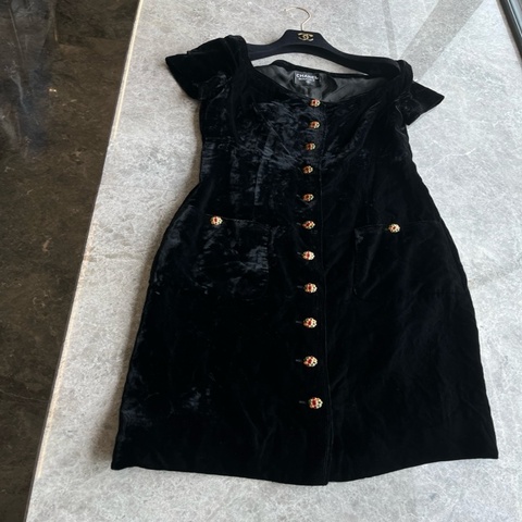 Chanel 中古黑丝绒一字肩琉璃扣连衣裙