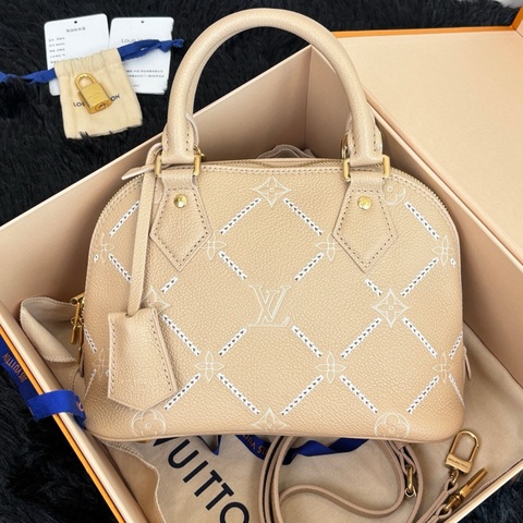 LV路易威登Louis Vuitton 奶茶色貝殼 bb 手提包斜背包 芯片款