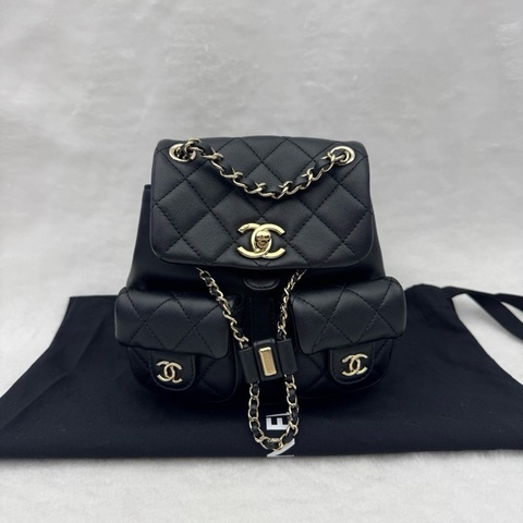 Chanel香奈兒 23A黑金Duma小號青蛙雙肩包 芯片款 黑色牛皮 金扣