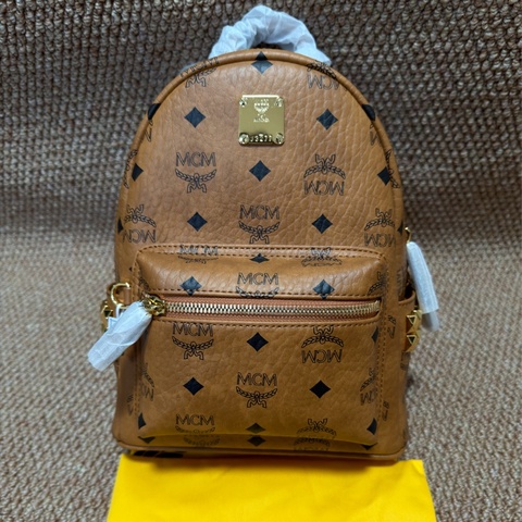 MCM Stark 經典老花印花雙邊鉚釘 帆布拼皮革 背包雙肩包 尺寸22*10.5*26常規 男女同款情侶款 棕色乾邑色