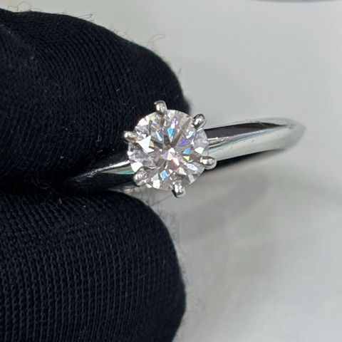 Tiffany 經典setting六爪鑽戒，戒臂鉑金Pt950，52碼，鑽石46分 有證書