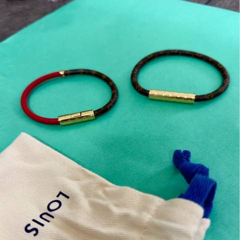 LV Daily Confidential 皮製手環#19ㄧ組2件（男女皆可）