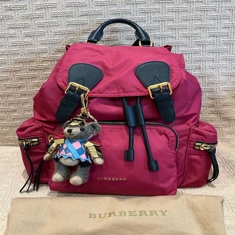 BURBERRY 經典款「The Rucksack軍旅後背包」莓果紅/中號（Medium）