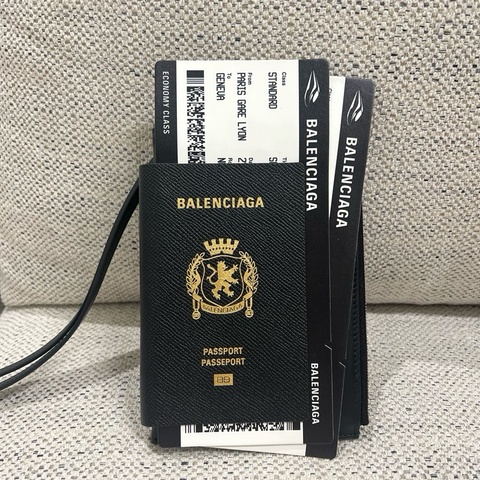 Balenciaga護照夾，可調節掛頸繩，遊玩掛頸防盜，唔怕遺失證件✨ 多卡位+拉鏈暗格，護照、八達通、信用卡、零錢統統收納到位，