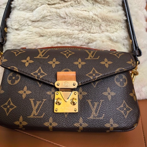 lv路易威登 可爱的小邮差新尺寸更好搭配衣服！尺寸21.5*13.5*6