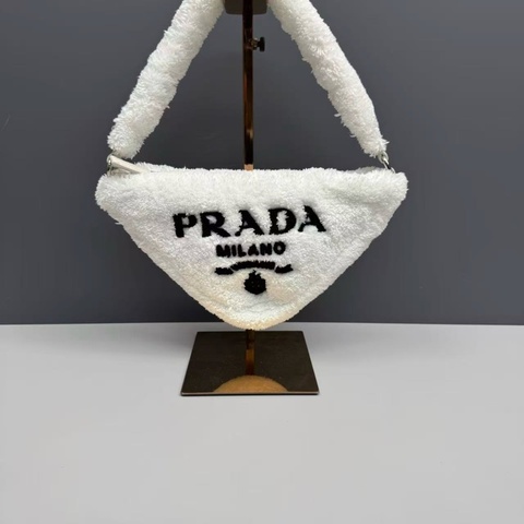 Prada普拉達 白色毛絨三角包 98新