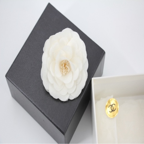 Chanel Vintage 81-85 織物白色山茶花胸針