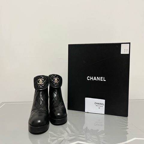 CHANEL 香奈兒 經典黑色菱格紋金色雙C logo短靴
