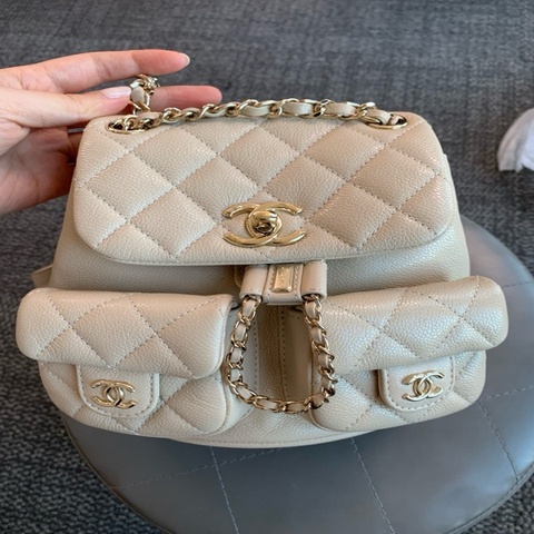 Chanel香奈兒Duma 25P米色金扣荔枝皮小號青蛙雙肩包