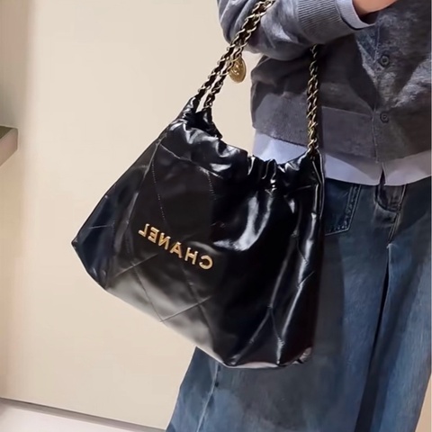 💎Chanel香奈兒｜黑金22bag橫版垃圾袋｜99新芯片款 子包帶膜