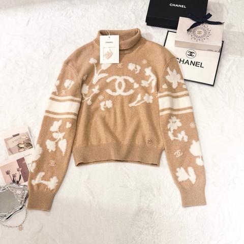 CHANEL 24N駝色花卉雙C高領羊絨毛衣