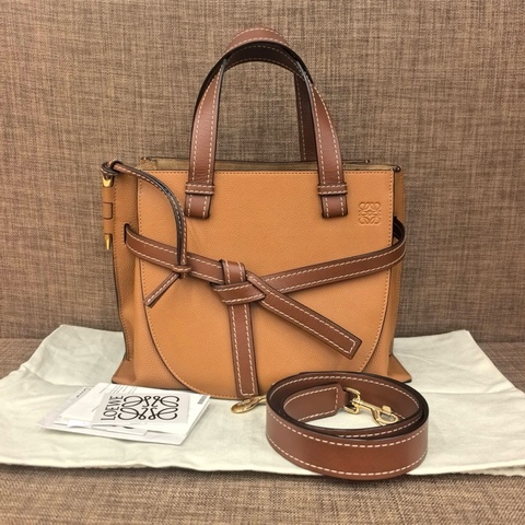 LOEWE 羅意威焦糖色手提斜挎包。