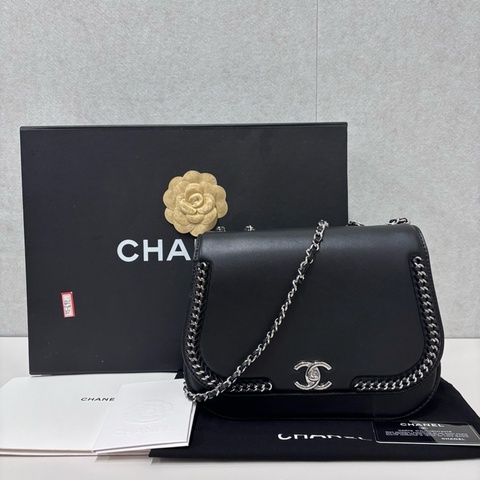 Chanel Grey Calfskin Saddle Flap Bag with Silver Chain Detail 20×15×6cm。