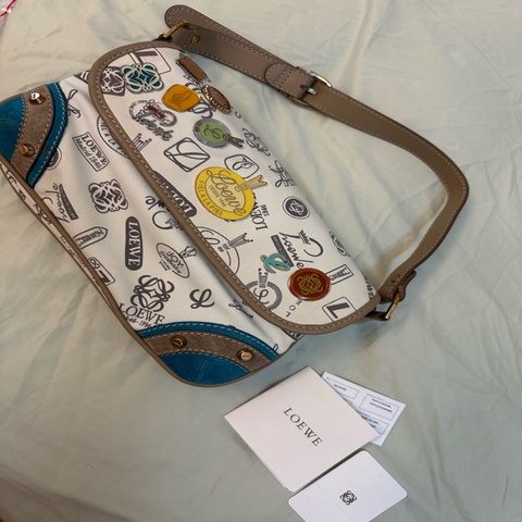 LOEWE 週年限定 LOGO法棍腋下包 徽章卯釘款