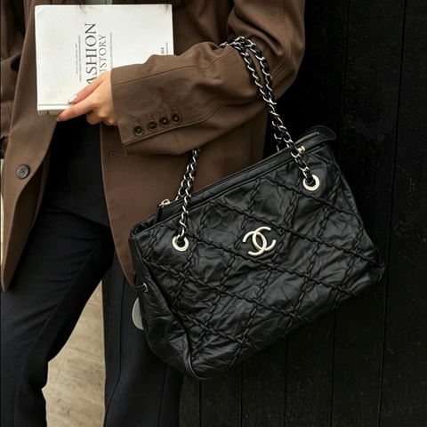 CHANEL香奈兒黑色油蠟皮皺折外縫線泡芙Tote