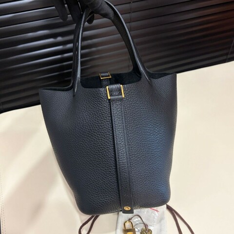 Hermes Picotin 18
Black x ghw