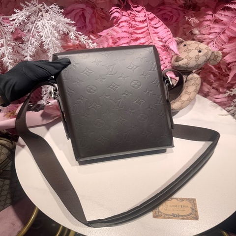 Lv 咖色硬殼斜背包