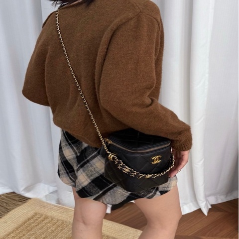 Chanel 黑金荔枝皮斜背包