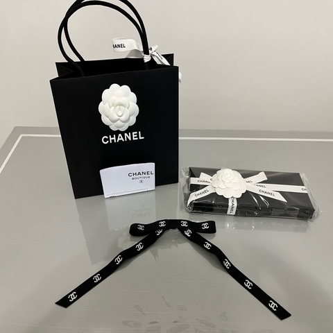 CHANEL 香奈兒《全新全配》水鑽雙C LOGO長蝴蝶結髮夾 黑色緞帶